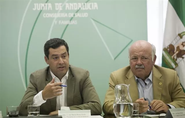 El presidente de la Junta de Andalucía, Juan Manuel Moreno (i) junto al consejero de Salud y Familias, Jesús Aguirre (d) preside la reunión del gabinete de seguimiento del brote de listeriosis noticias cadiz juan manuel moreno.jpg