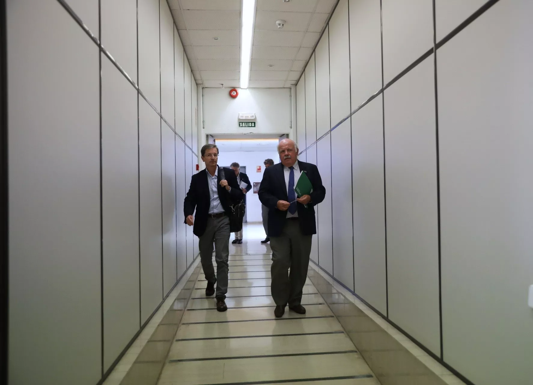 Consejero de Salud Jesús Aguirre (d), antes de comparecer ante la prensa listeria.jpg