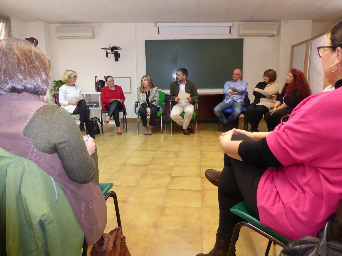 La presidenta de Diputación, Irene García, con asociaciones de Rota noticias cadiz Irene Garcia en Rota_encuentro con entidades sociales.JPG