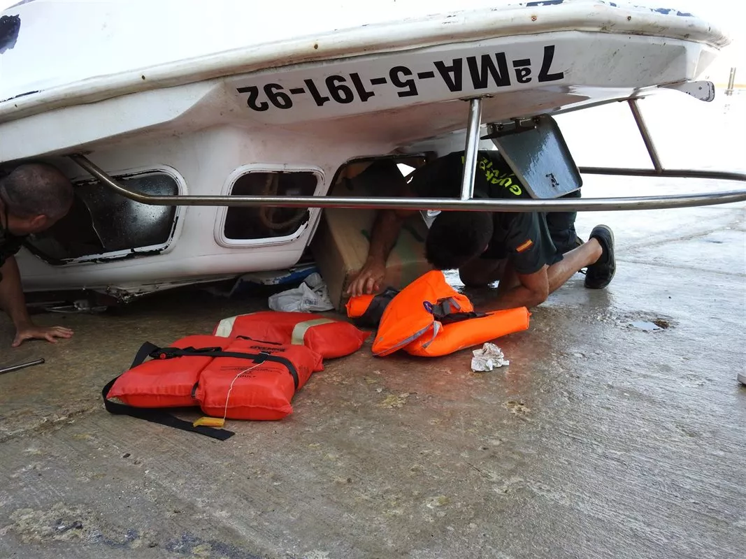 Una embarcación semihundida tuvo que ser rescatada en La Caleta noticias cadiz droga_50.jpg