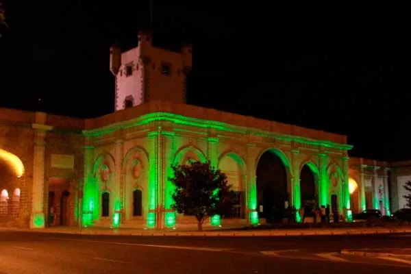 Las Puertas de Tierra iluminadas el pasado año noticias cadiz puerta de tierra iluminada.jpg