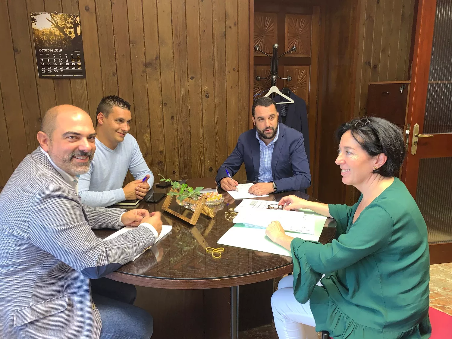 El diputado de Desarrollo Local, con el alcalde de Algar, José Carlos Sánchez Manuel Chacon con el alcalde de Algar.jpg