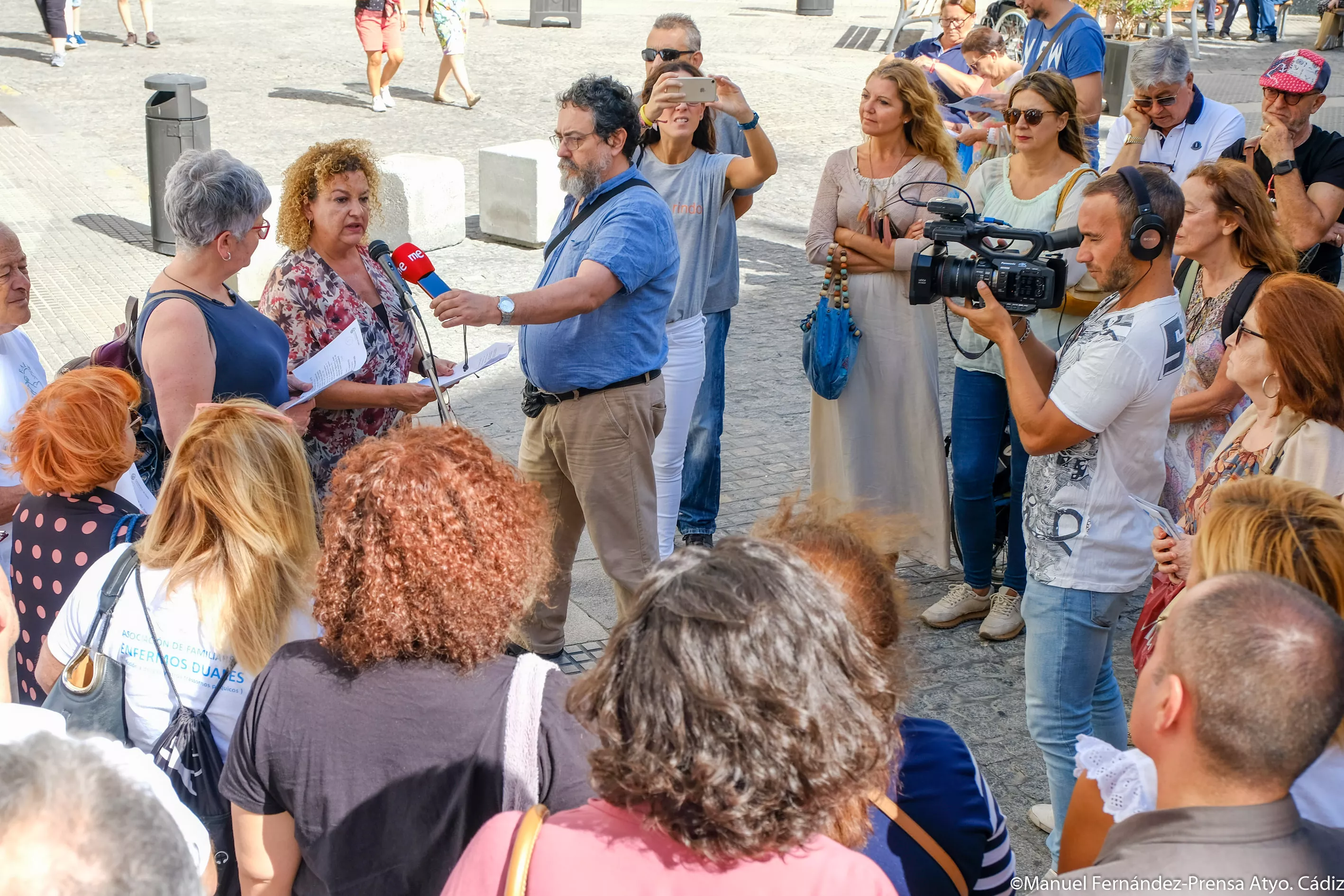 Un momento de la lectura del manifiesto por el Día Mundial de la Salud Mental en la plaza del Palillero noticias cadiz-lectura manifiesto día mundial salud mental -017.jpg