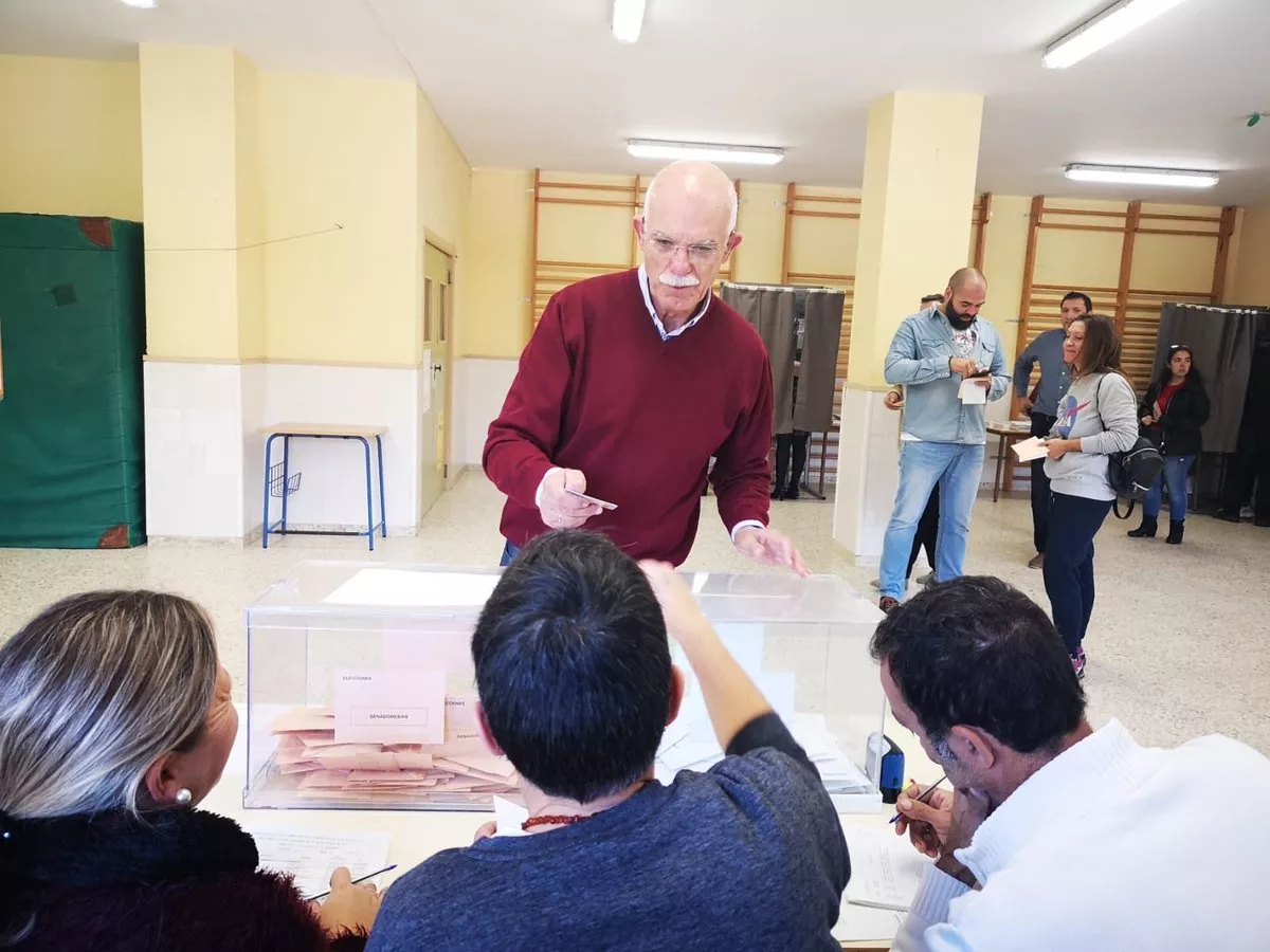 El diputado de Vox por Cádiz Agustín Rosety en su colegio electoral ejerciendo su derecho al voto noticias cadiz rosety_0.jpg