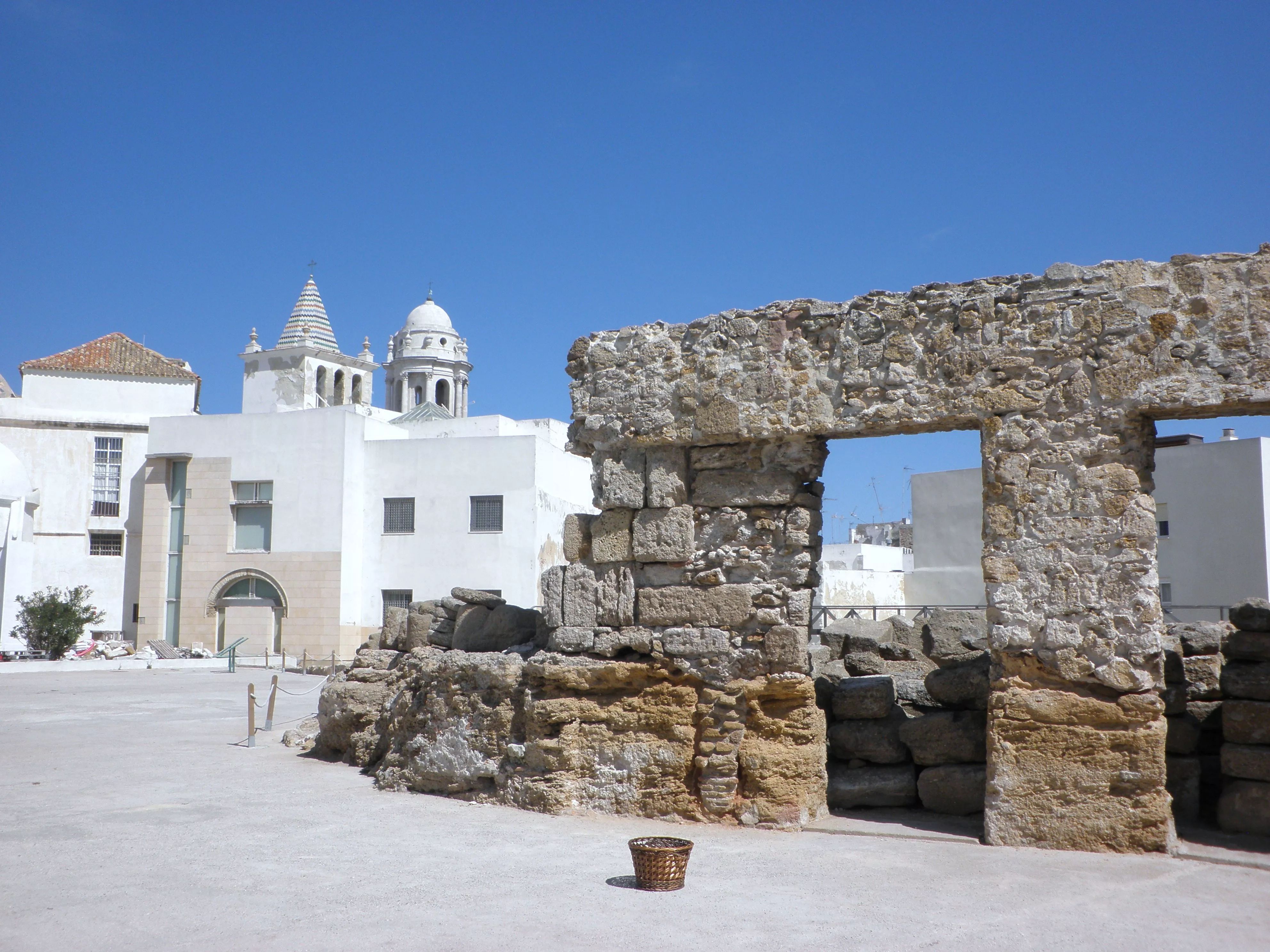 noticias cadiz Teatro_Romano_con_Catedral_de_fondo_en_Cádiz.jpg noticias cadiz Teatro_Romano_con_Catedral_de_fondo_en_Cádiz.jpg