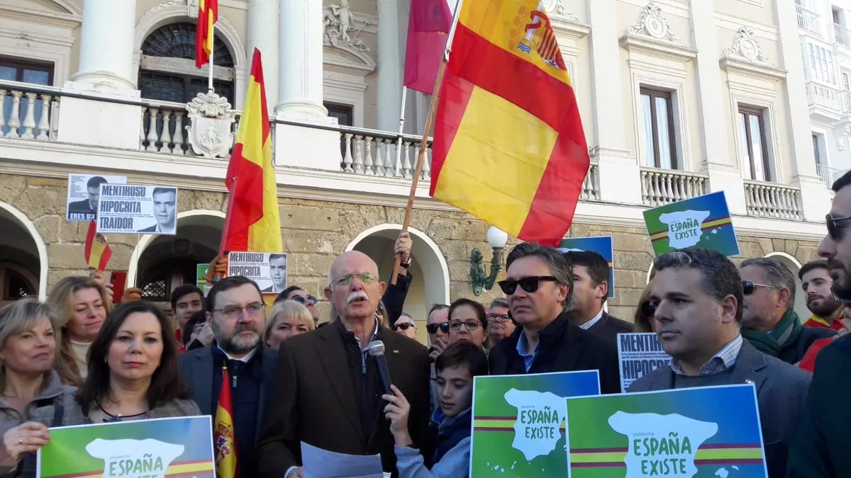 Acto de Vox frente al Ayuntamiento de Cádiz el pasado 12 de enero. twitter noticias cadiz acto vox cadiz.jpg