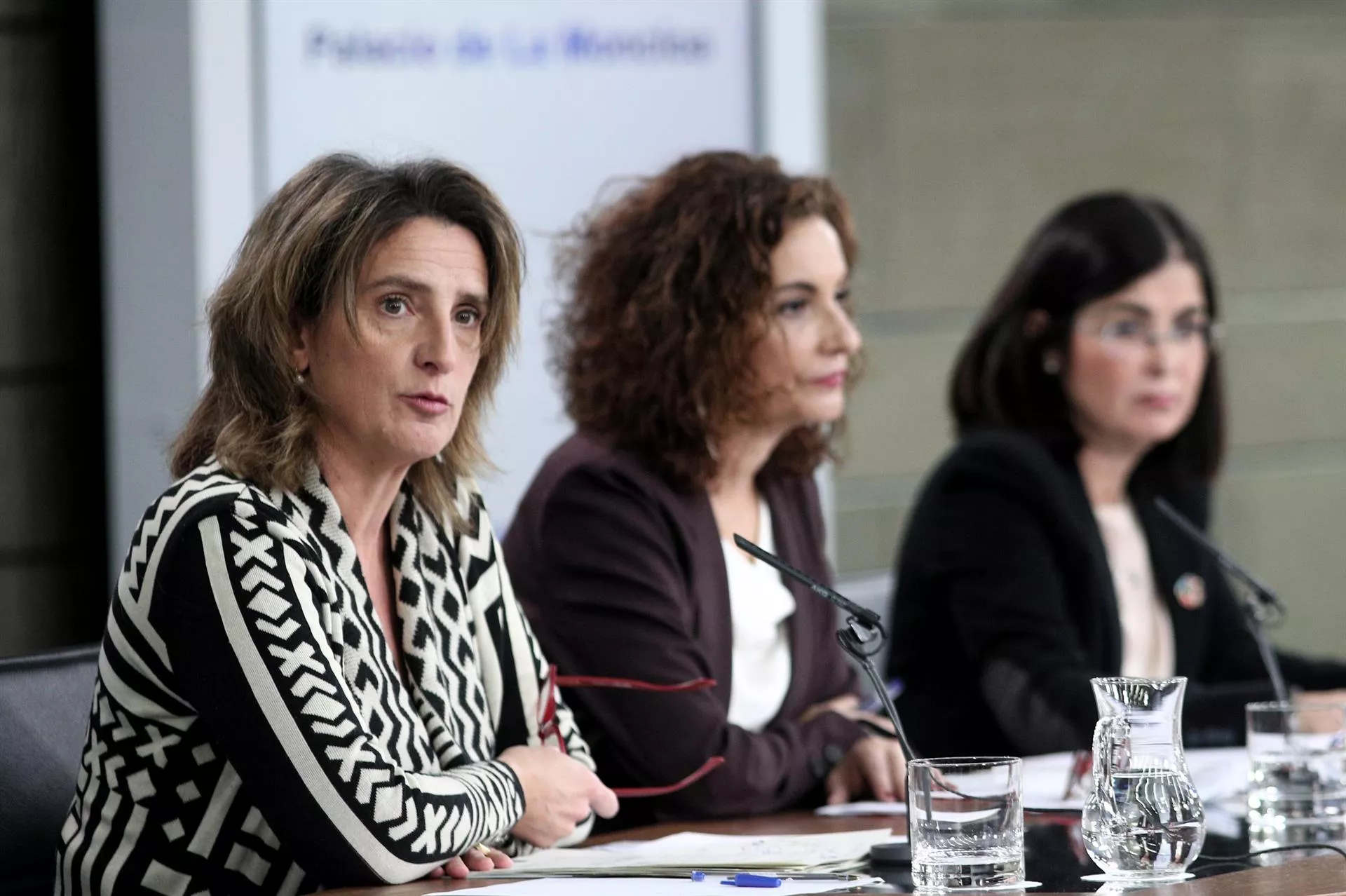 La vicepresidenta de Transición Ecológica, Teresa Ribera; la ministra de Hacienda y Portavoz del Gobierno, María Jesús Montero; y la ministra de Política Territorial y Función Pública, Carolina Darias, comparecen en rueda de prensa ante los medios noticias cadiz rueda prensa consejo ministros.jpg