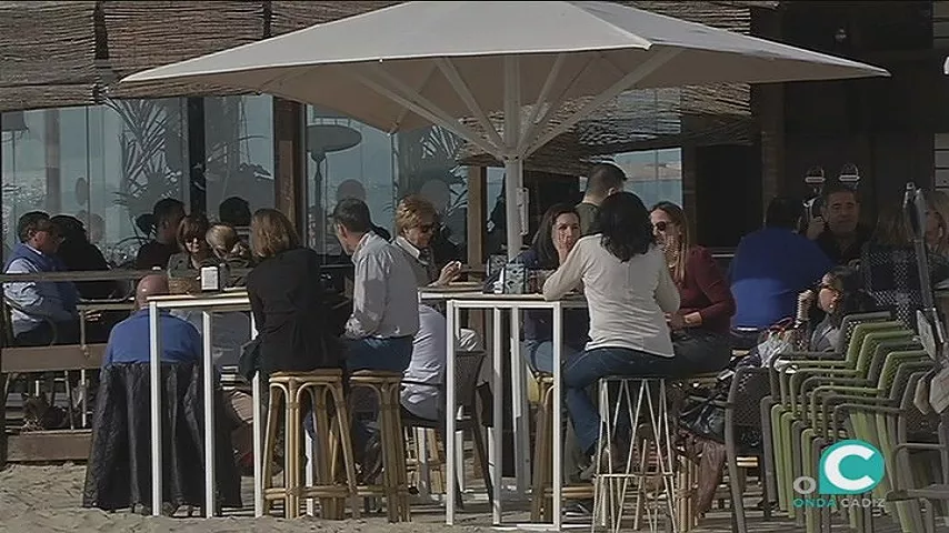 Comensales en una terraza de Cádiz a finales del pasado mes de diciembre noticias cadiz terraza_2_0.jpg