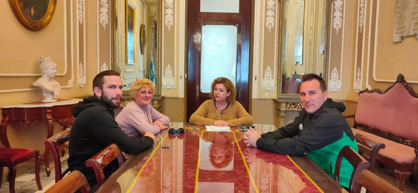 reunión barriada de la paz.jpeg reunión barriada de la paz.jpeg