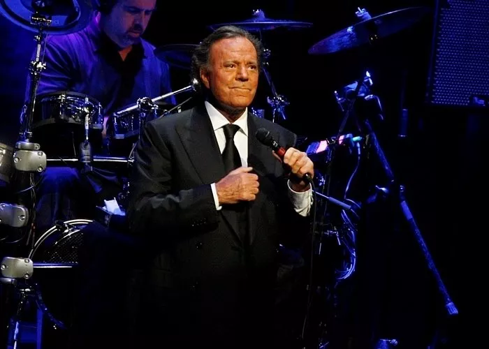 A. JULIO IGLESIAS.jpg