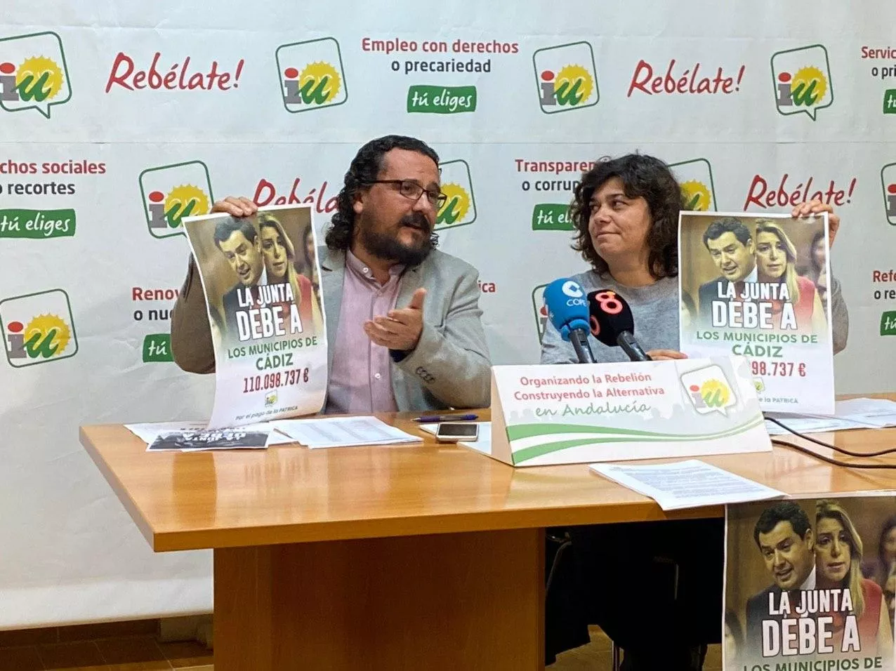 noticias cadiz Fernando Macías y Carmen Álvarez, durante la rueda de prensa en la sede provincial de IU Cádiz.jpg