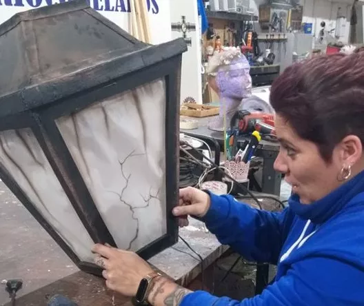 Artesanos del Carnaval trabajando en su taller en el tipo de una agrupación del COAC noticias cadiz artesanos carnaval.jpg