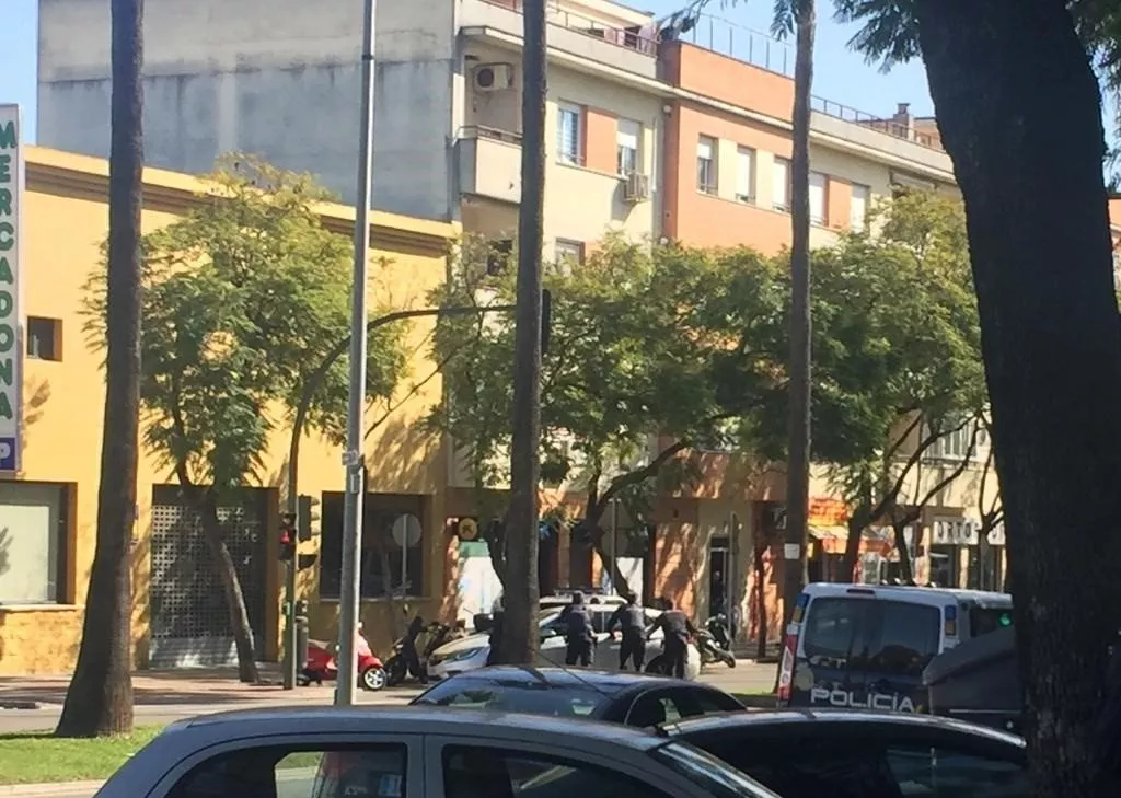 Agentes de la Policía Nacional ante la sucursal bancaria atracada con rehenes dentro noticias cadiz atraco en jerez.jpg