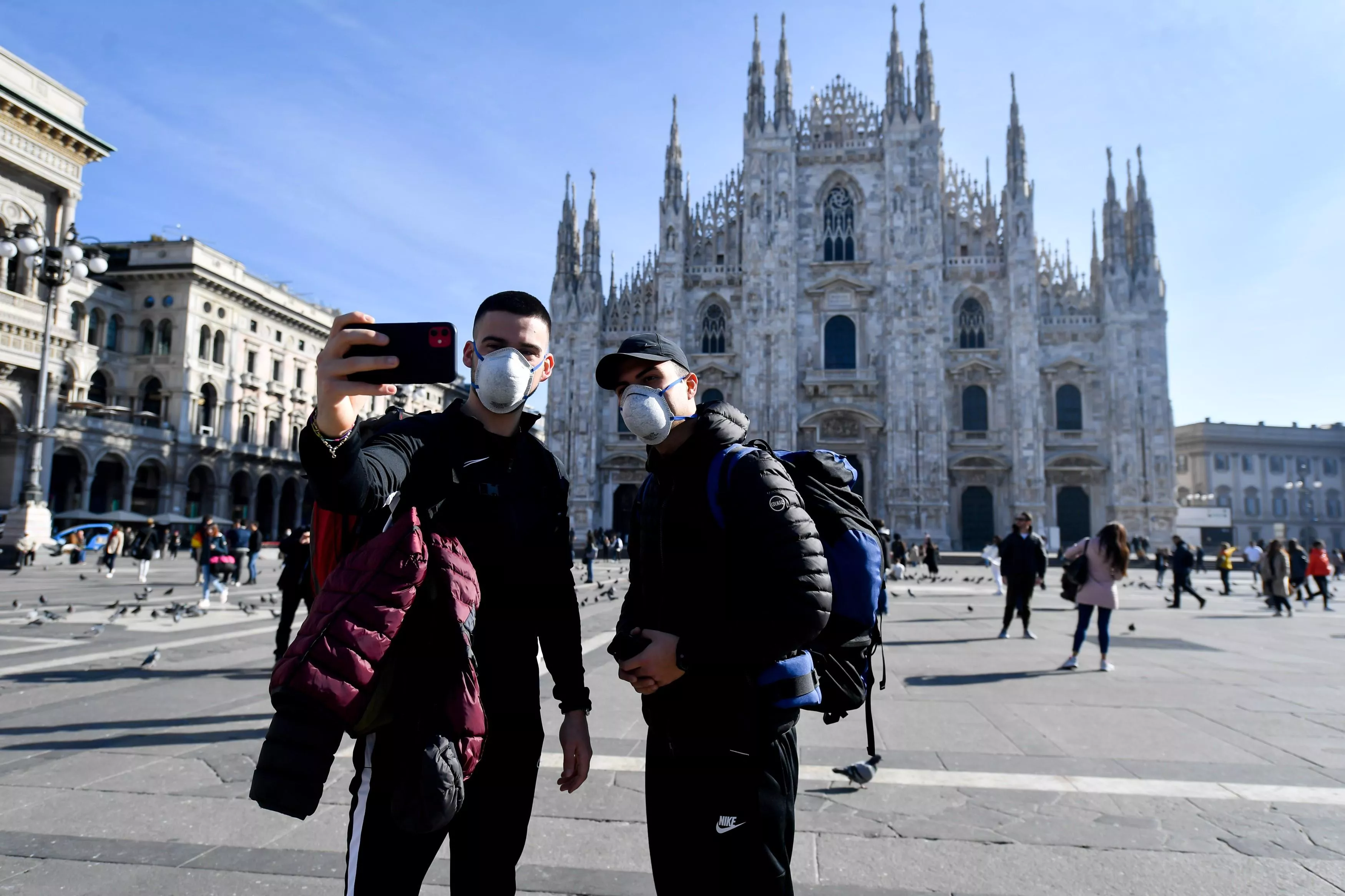 Dos turistas con mascarillas en Milán noticias cadiz coronavirus italia.jpeg