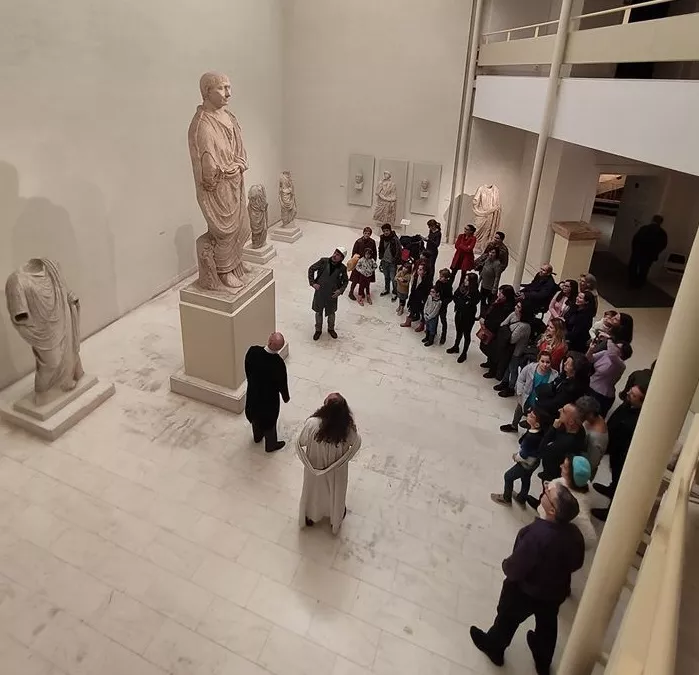 Una visita teatralizada al Museo de Cádiz ante la la estatua de Trajano noticias cadiz museo de cadiz_3.jpg
