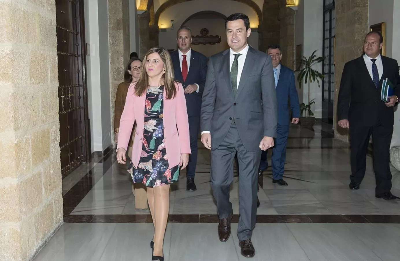 irene-garcia-tiende-la-mano-al-presidente-de-la-junta.jpg irene-garcia-tiende-la-mano-al-presidente-de-la-junta.jpg