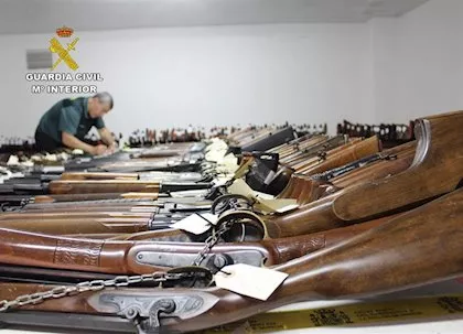Un Guardia Civil revisa armas para ser subastadas en una imagen de archivo noticias cadiz armas guardia civil.jpg