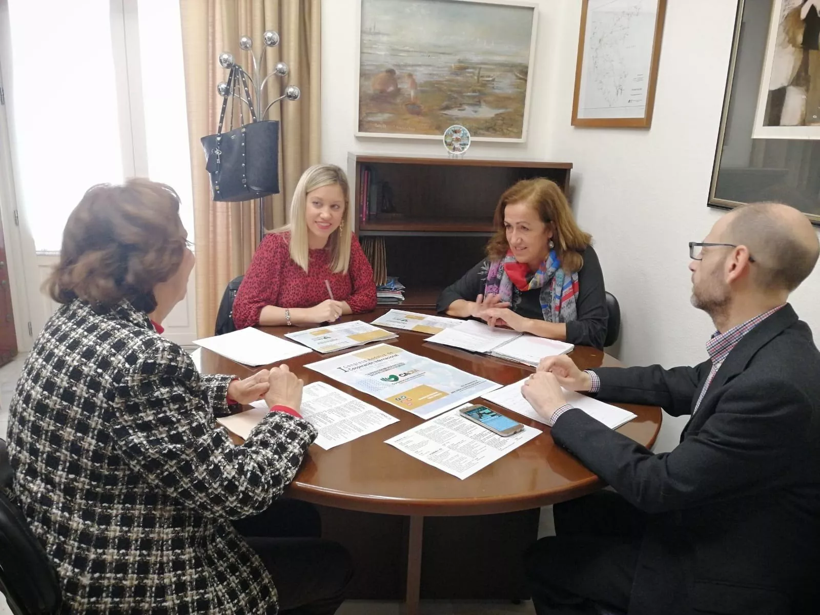 La Diputada de Desarrollo Democrático, Lucía Trujillo, en una reunión con Carmen Sebastianes, vicepresidenta del Colegio de Médicos de Cádiz y directora de Cooperación del Consejo Andaluz de Colegios Médicos noticias cadiz cooperacion.jpg