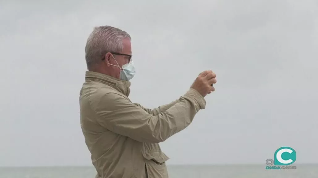 FOTO HOMBRE EN CADIZ MASCARILLA.jpg