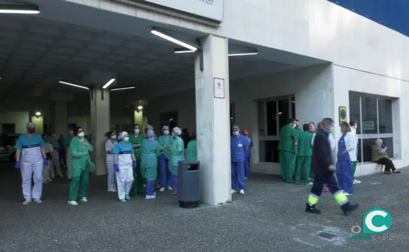 FOTO ENFERMEROS PUERTA HOSPITAL 5.jpg FOTO ENFERMEROS PUERTA HOSPITAL 5.jpg