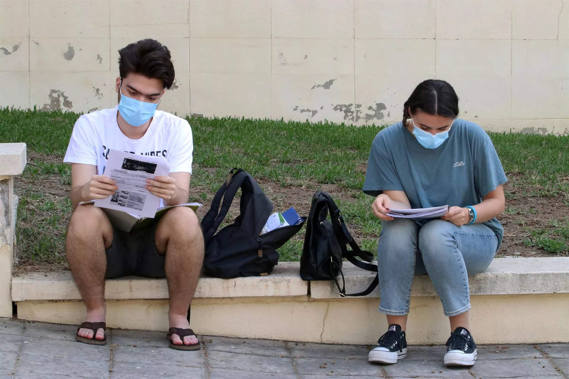 Estudiantes con mascarillas.jpg