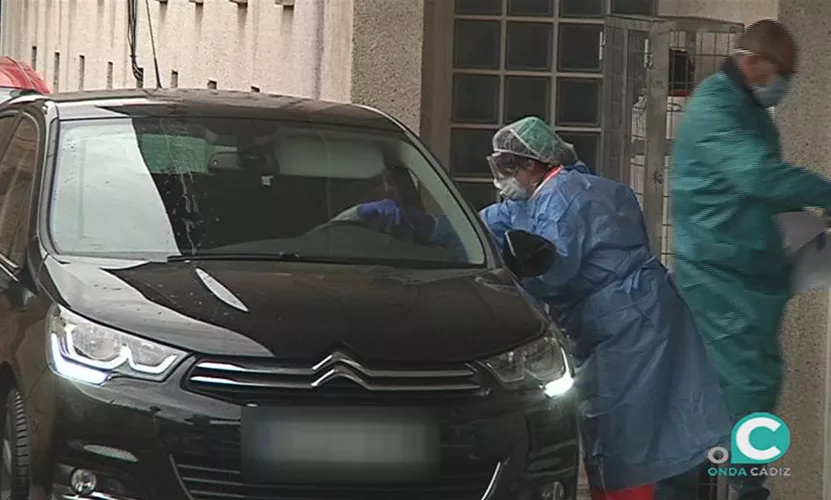 FOTO SANITARIOS HACIENDO TEST EN COCHES_0.jpg FOTO SANITARIOS HACIENDO TEST EN COCHES_0.jpg