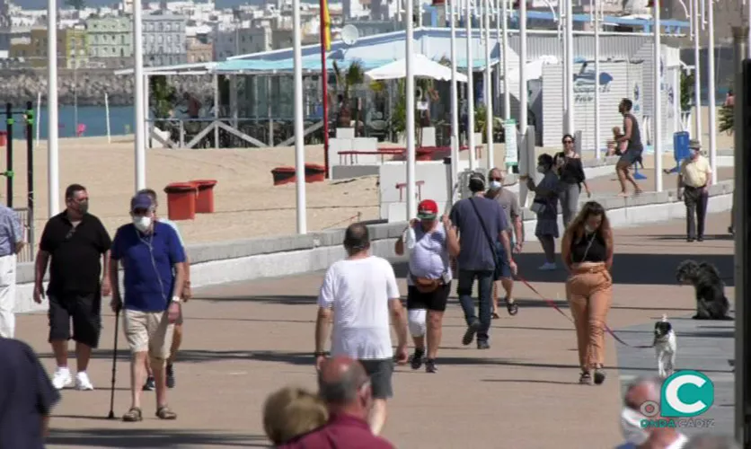 a. FOTO GENTE PASEO MARITIMO MASCARILLAS.jpg