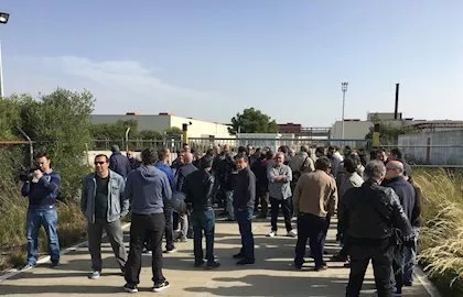 Trabajadores de Delphi concentrados en la puerta de la fábrica delphi_4.jpg