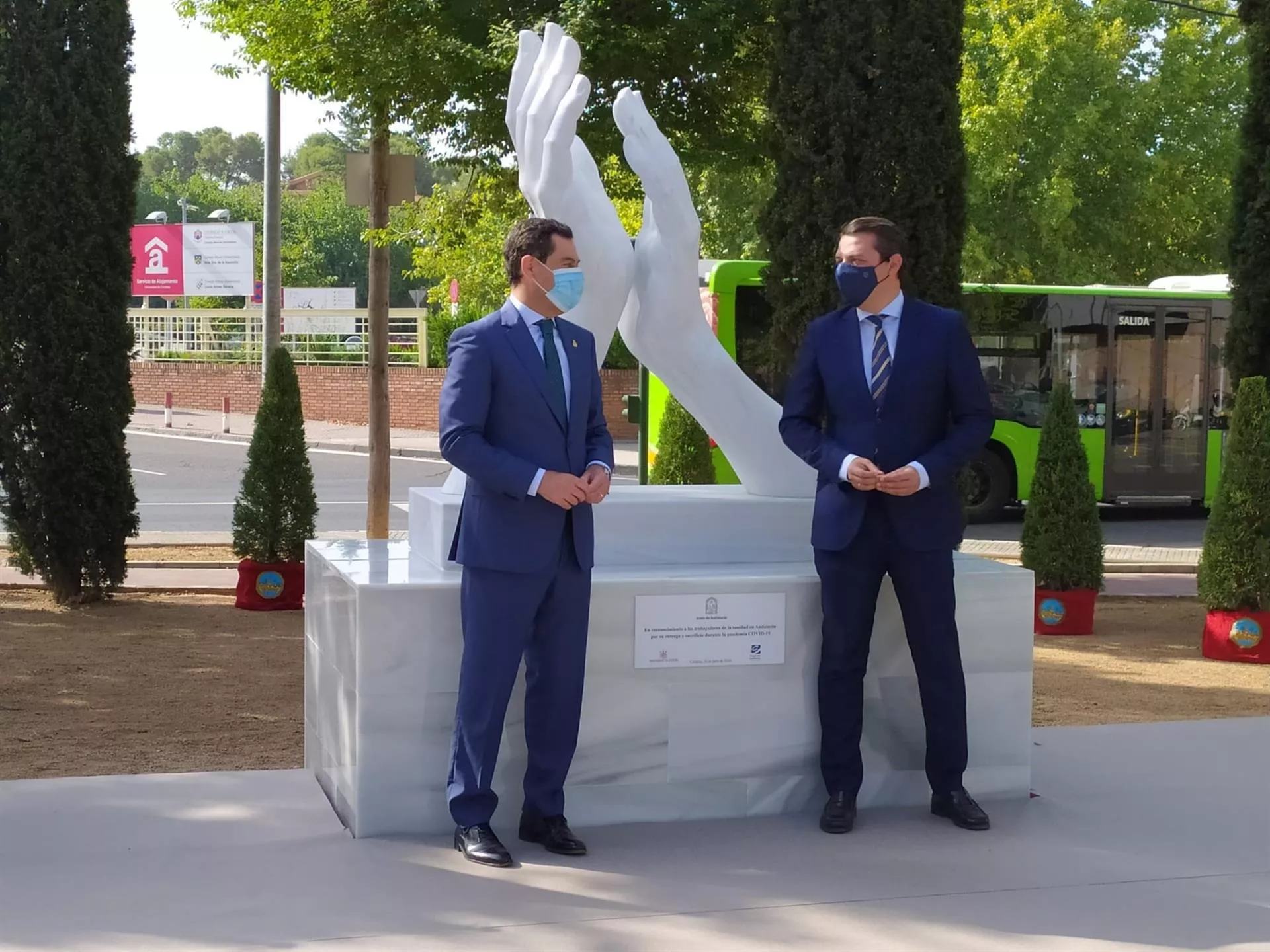 Juanma Moreno y José María Bellido ante el monumento que han inaugurado en Córdoba moreno_5.jpg