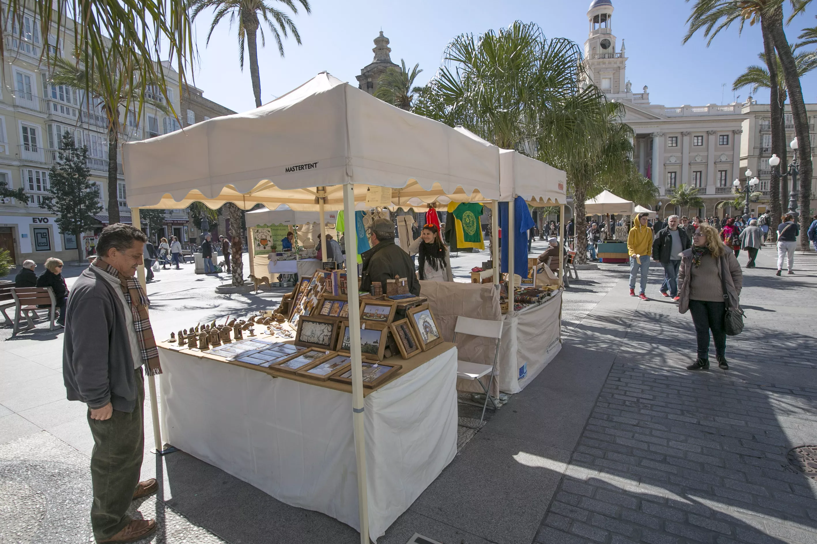 noticias cadiz nueva ubicación puestos artesanos san juan de dios.jpg