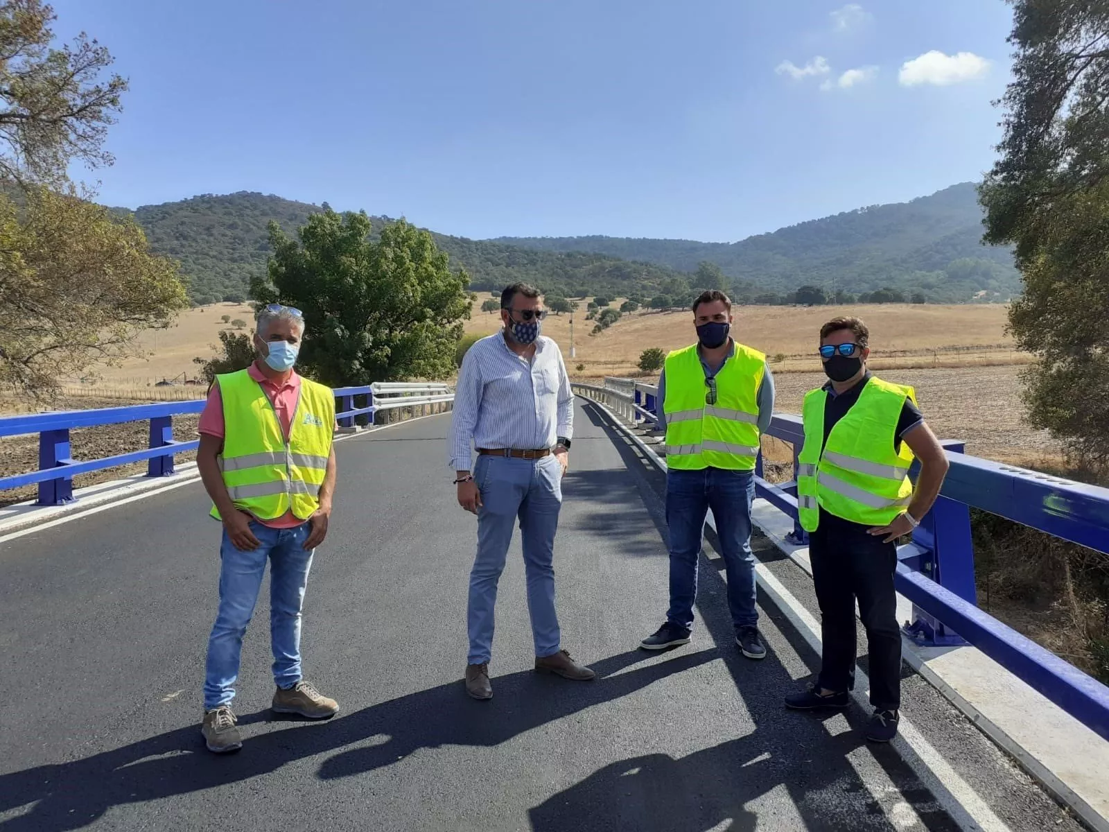 Javier Pizarro, con personal de la Diputación y la constructora carreteras.jpg