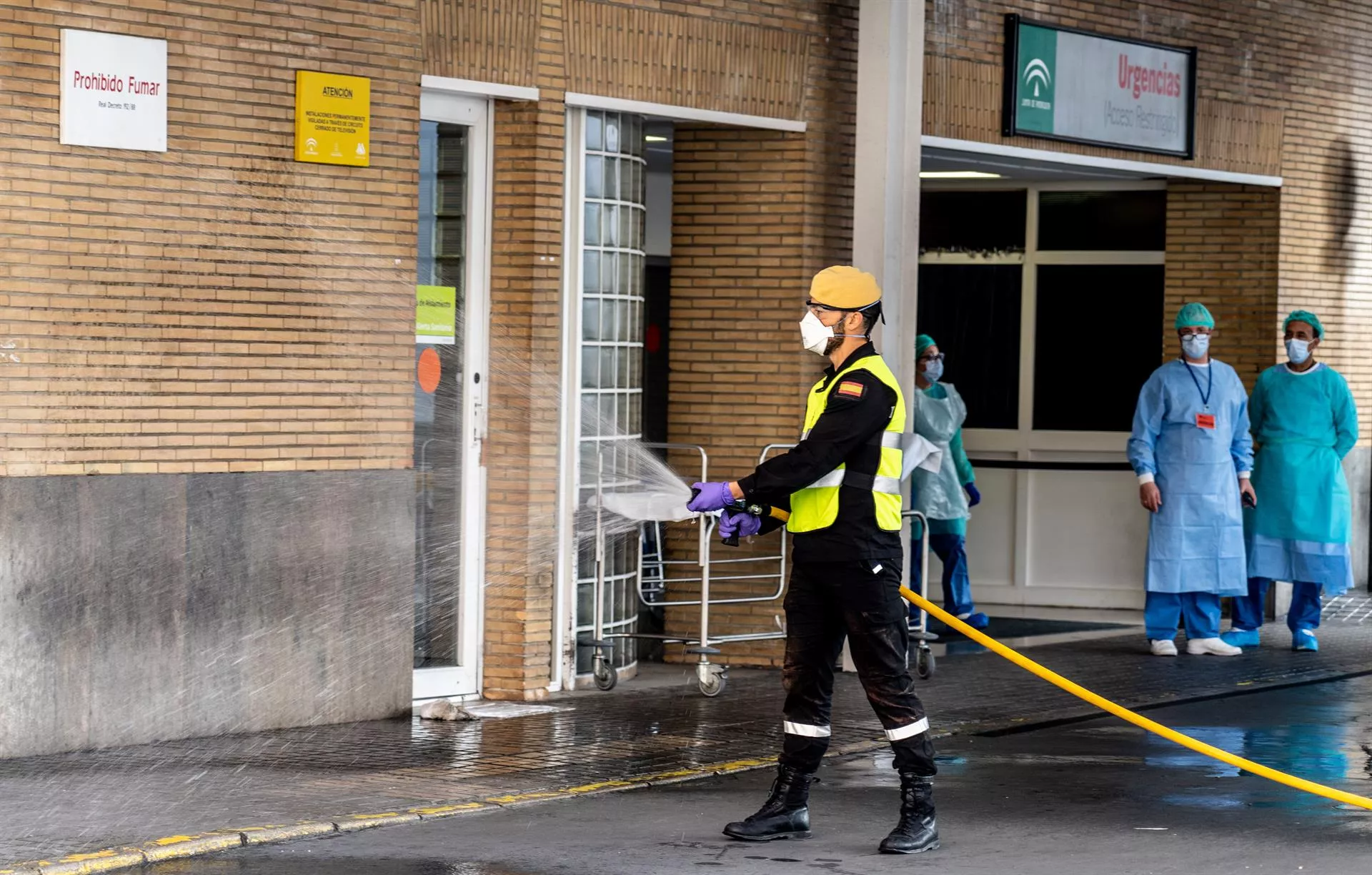 Labores de desinfección en Hospital Virgen del Rocio de Sevilla casos andaluciOK.jpg