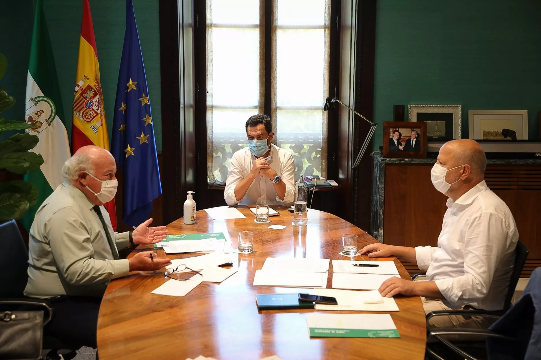 Juan Manuel Moreno, reunido con los consejeros Jesús Aguirre y Javier Imbroda moreno vuelta al cole.jpg