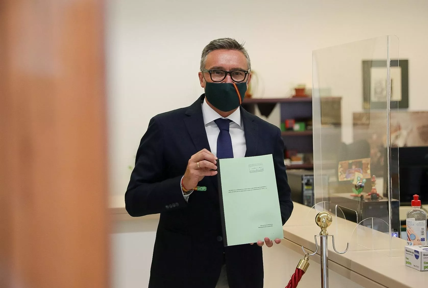 Manuel Gavira presenta el dictamen de la Comisión del Covid-19 en el registro del Parlamento andaluz recuperacion.jpg