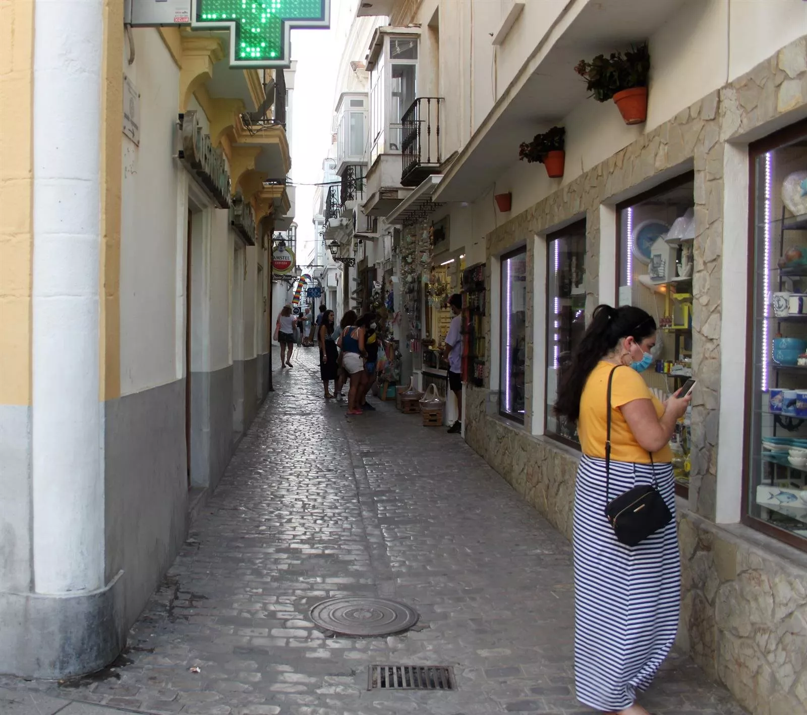 Una persona con mascarilla en las calles del centro de Tarifa tarifa.jpg