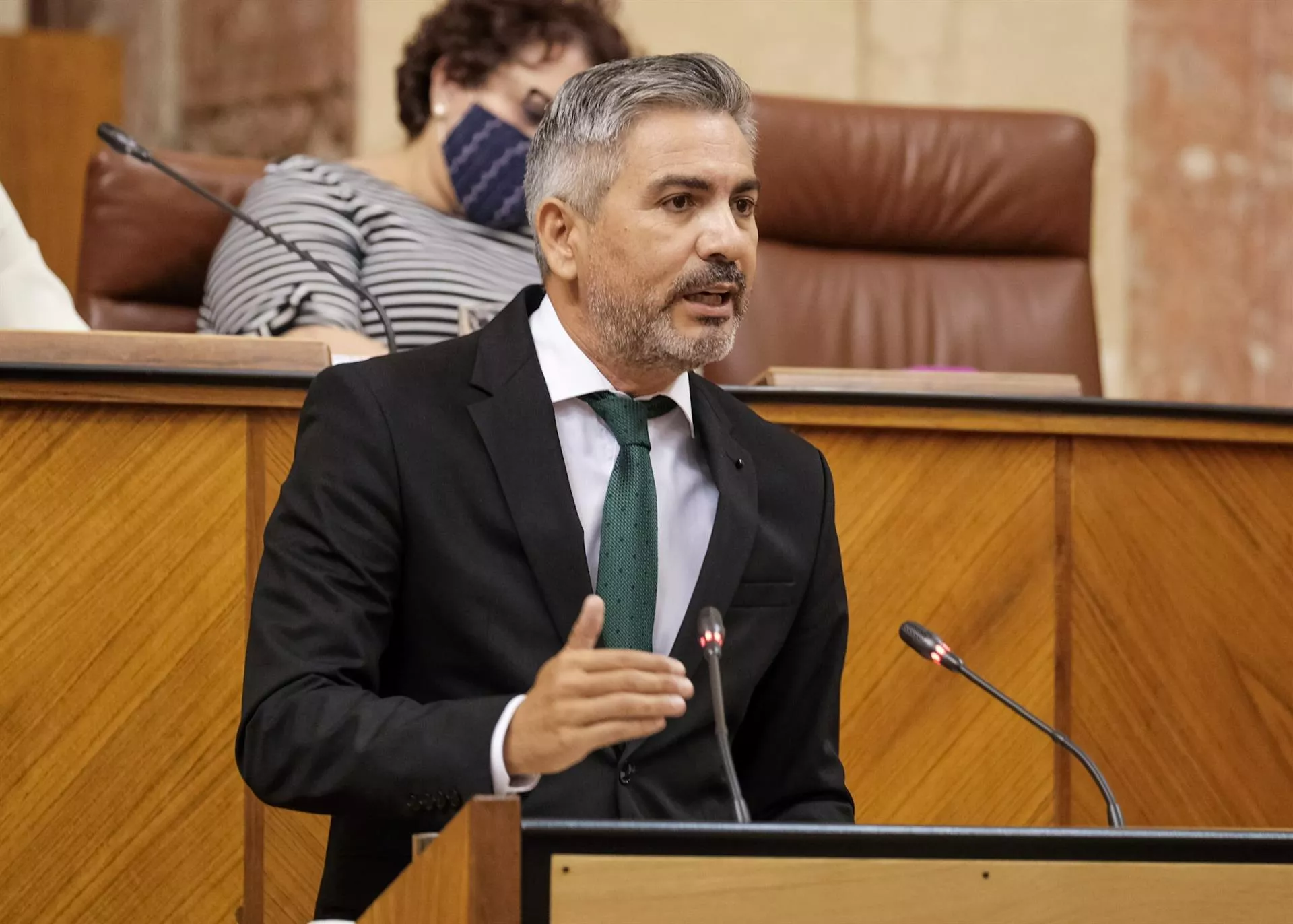 El diputado del partido naranja Emiliano Pozuelo en la tribuna del salón de Plenos fotonoticia_20200925122210_1920.jpg
