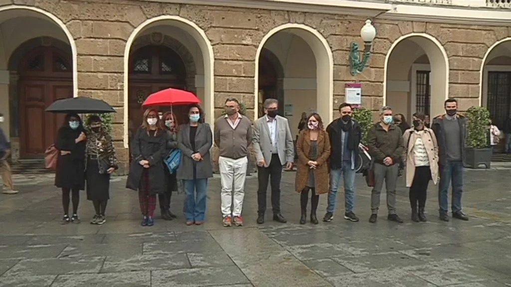 Minuto de silencio a las puertas del Ayuntamiento en recuerdo de las víctimas de la violencia contra las mujeres