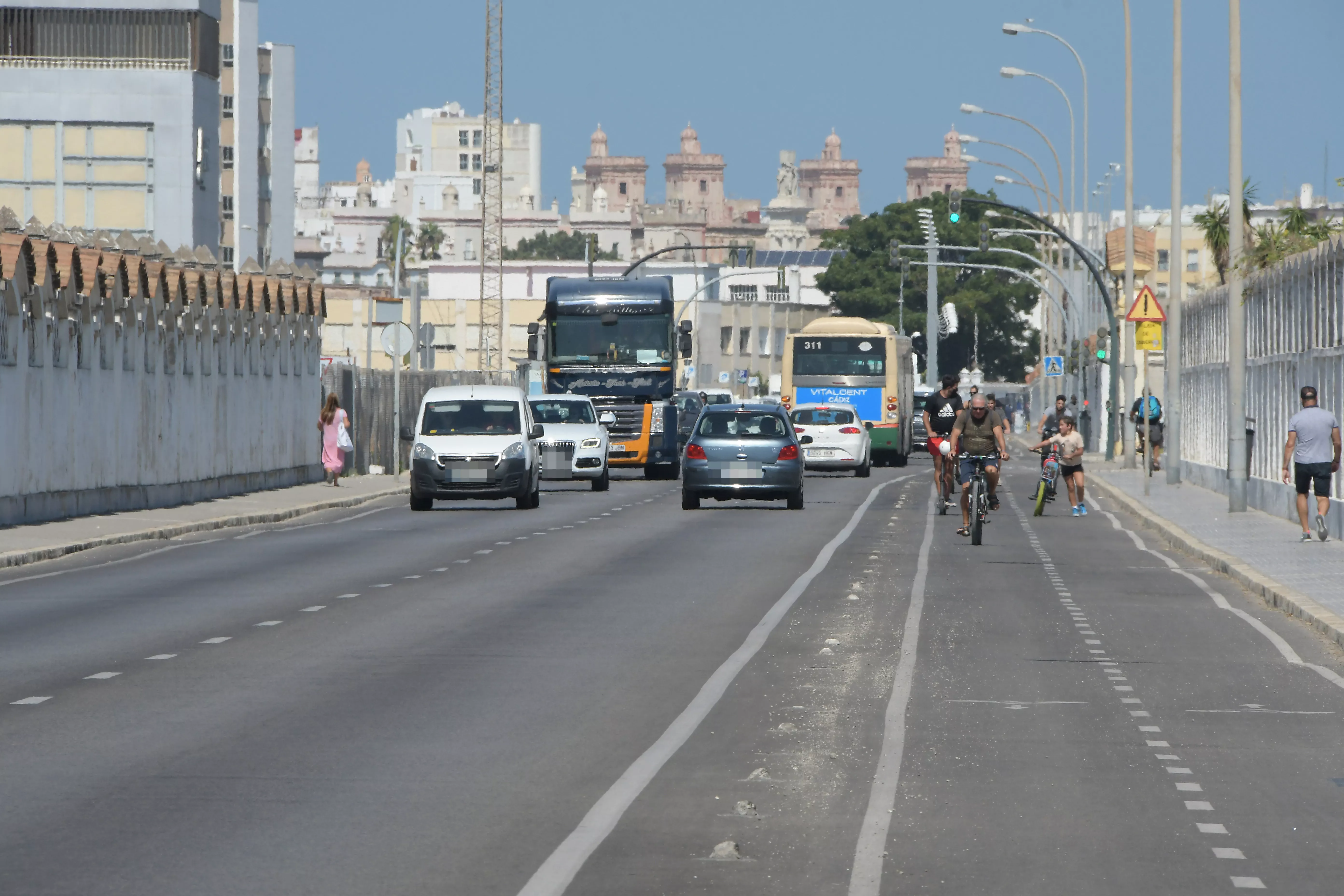 Aguas de Cádiz dotará de nuevas infraestructuras hidráulicas a la avenida de Astilleros, uno de los ejes principales de la ciudad