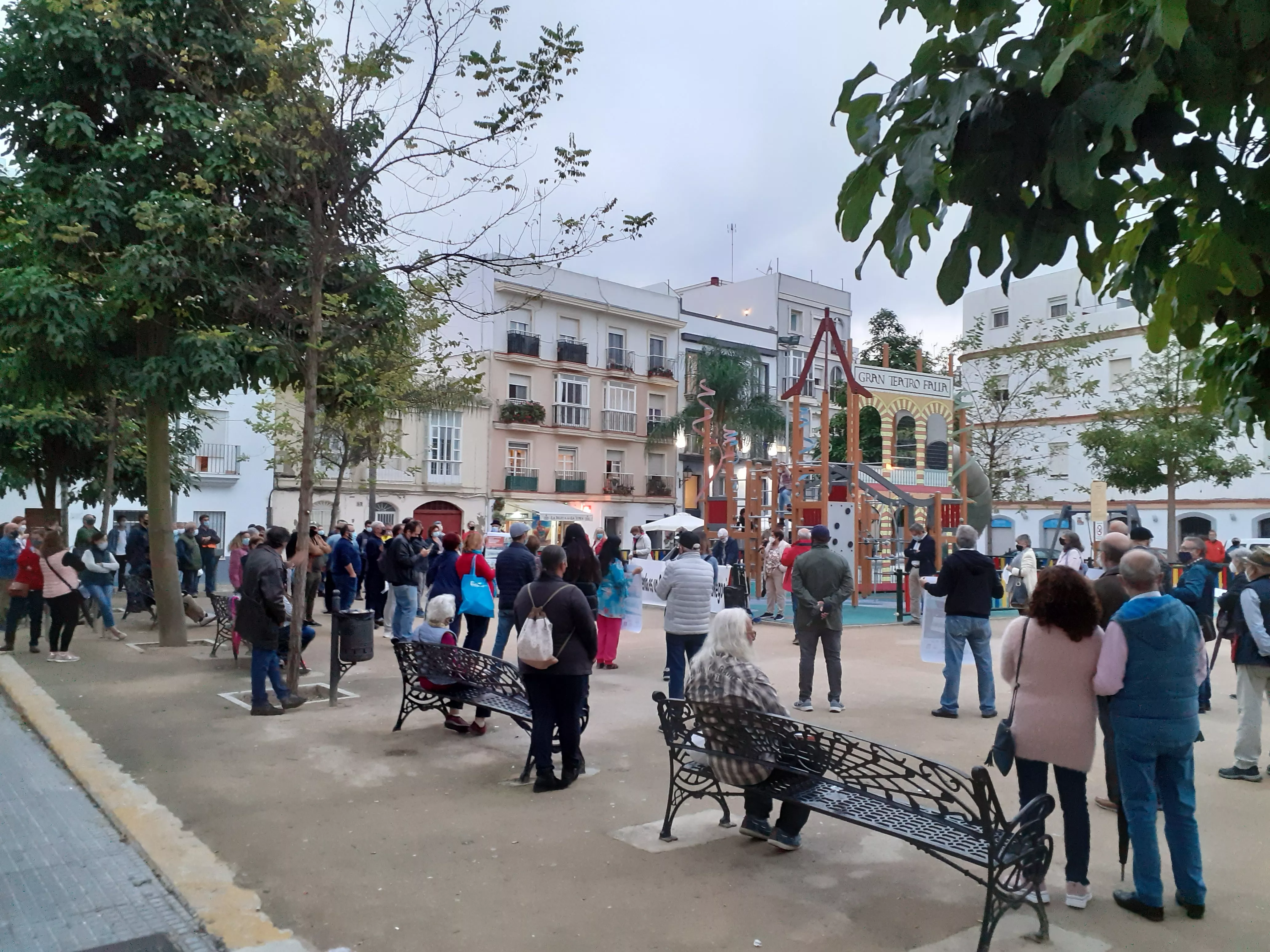 Colectivos y vecinos concentrados en la plaza de La reina en contra de los alojamientos turísticos Colectivos y vecinos concentrados en la plaza de La reina en contra de los alojamientos turísticos