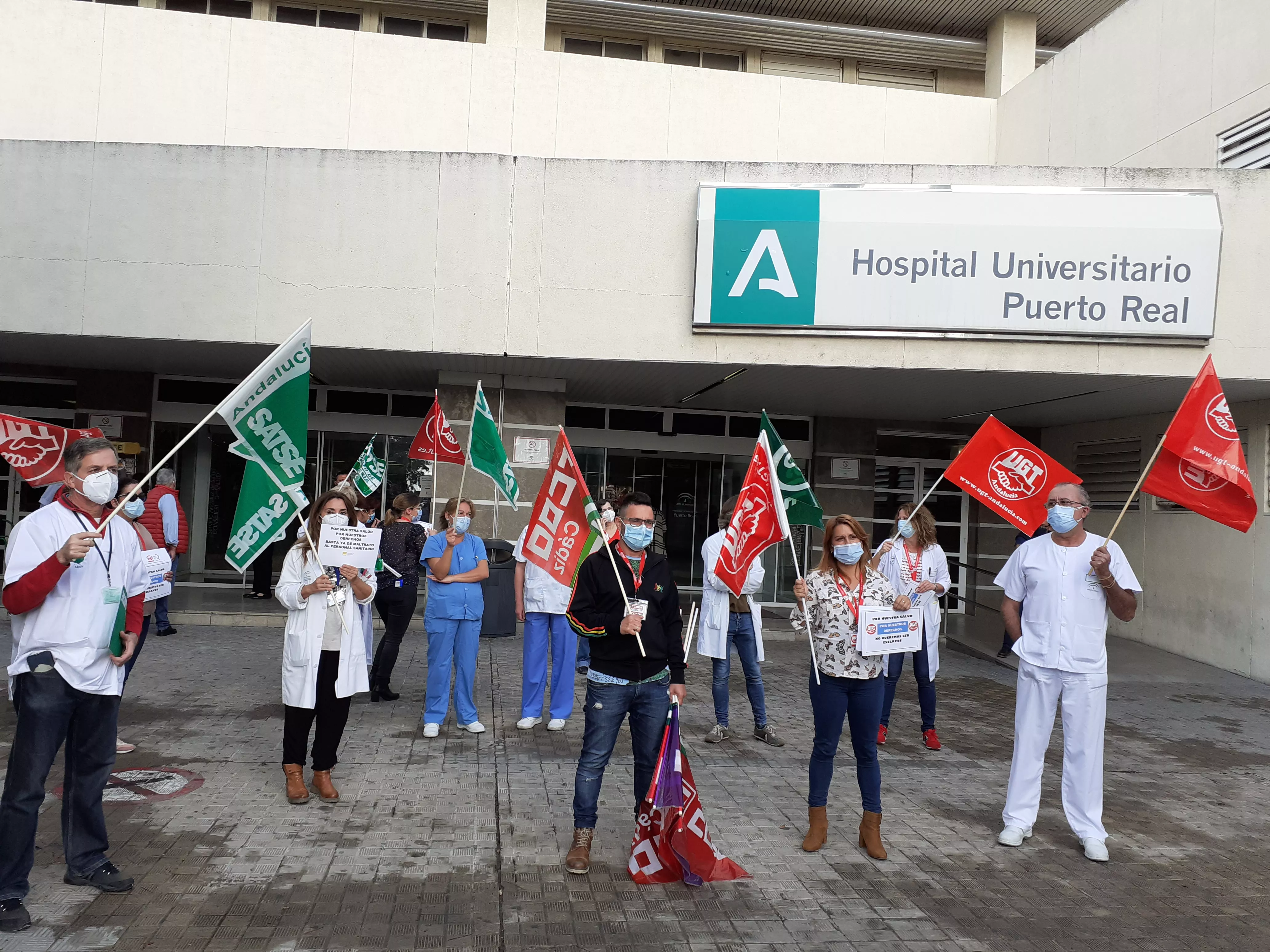 Protesta de delegados sindicales a las puertas del Hospital de Puerto Real