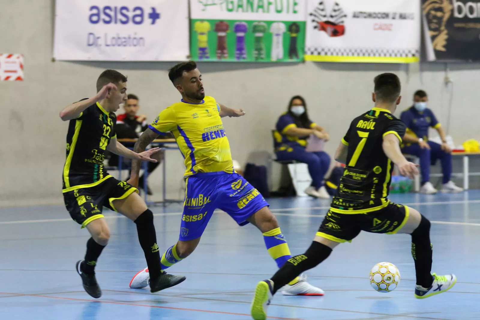 El capitán Iván Jiménez en una acción del encuentro disputado en La Mirandilla (Foto: Cádiz CF Virgili)