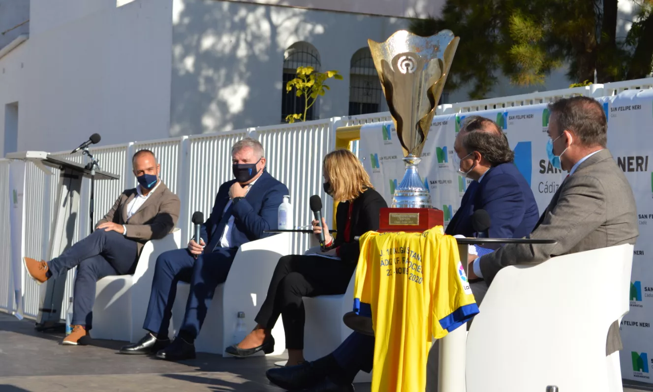 El encuentro se celebró en el patio del colegio San Felipe Neri. El homenaje al Padre Luis Castro se convierte en el vínculo de unión entre la Real Sociedad y el Cádiz C.F.