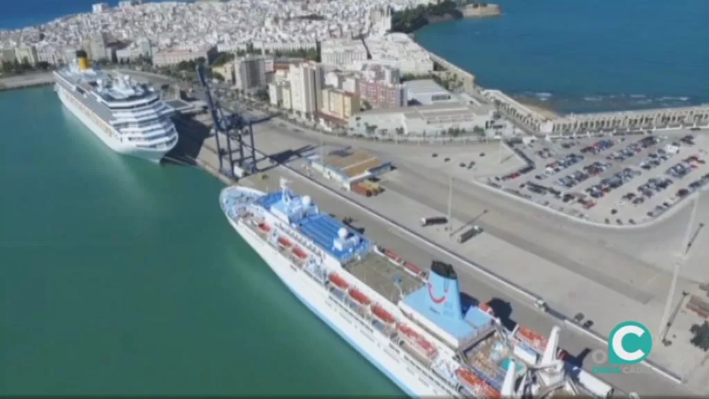 Cruceros atracados en el puerto de Cádiz