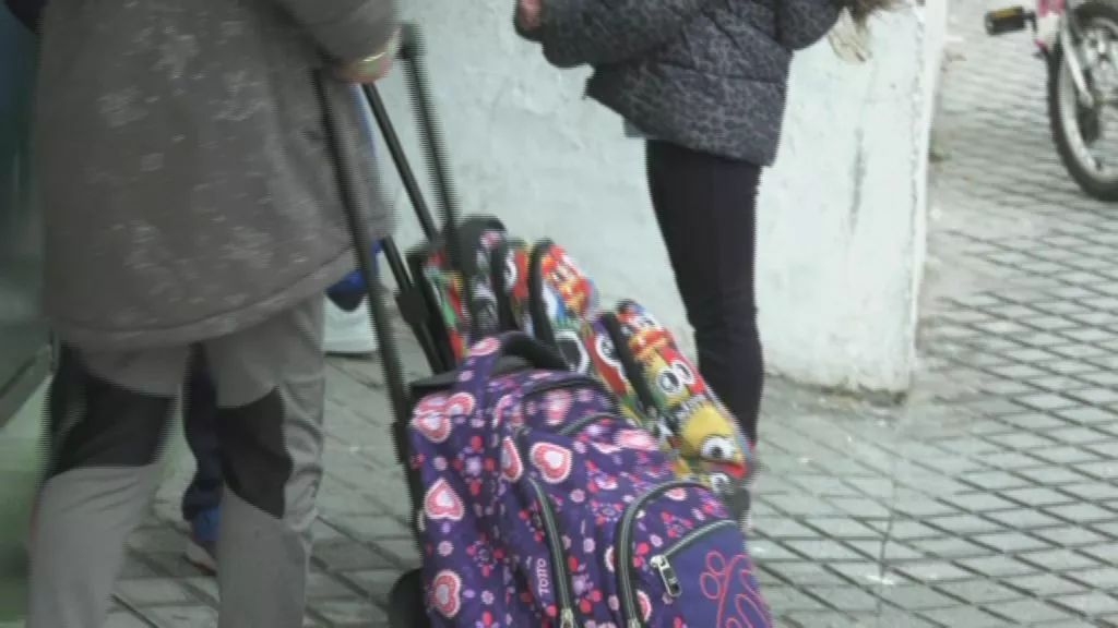 Escolares a las puertas de un centro