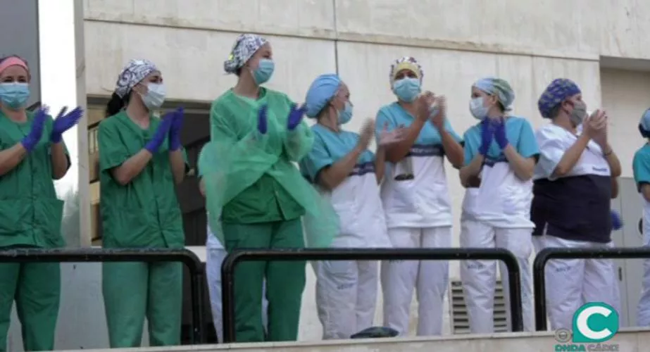 Un grupo de sanitarios del Puerta del Mar durante los aplausos en los primeros meses de crisis sanitaria