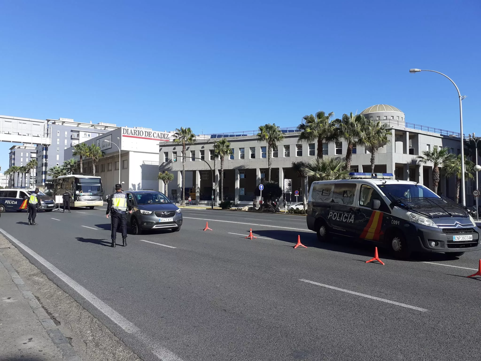 Control de Policía nacional en la salida de Cádiz