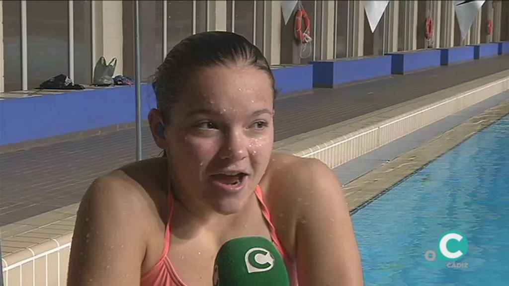 Aitana Estrada, nadadora del Club Natación Adaptada Gades