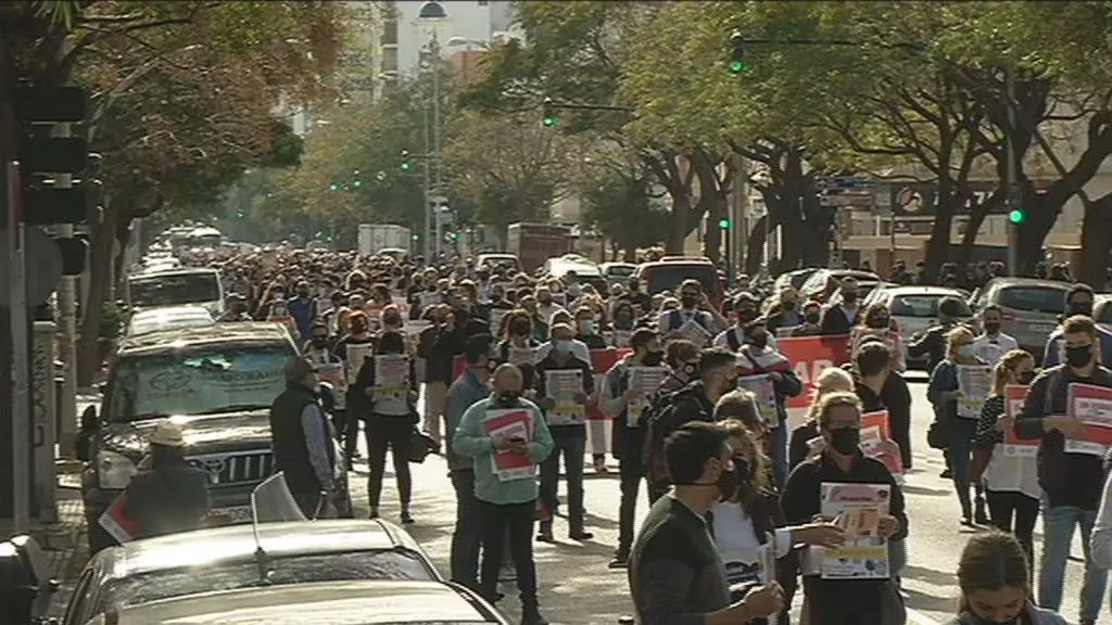 Los hosteleros cortan el trafico en cadiz