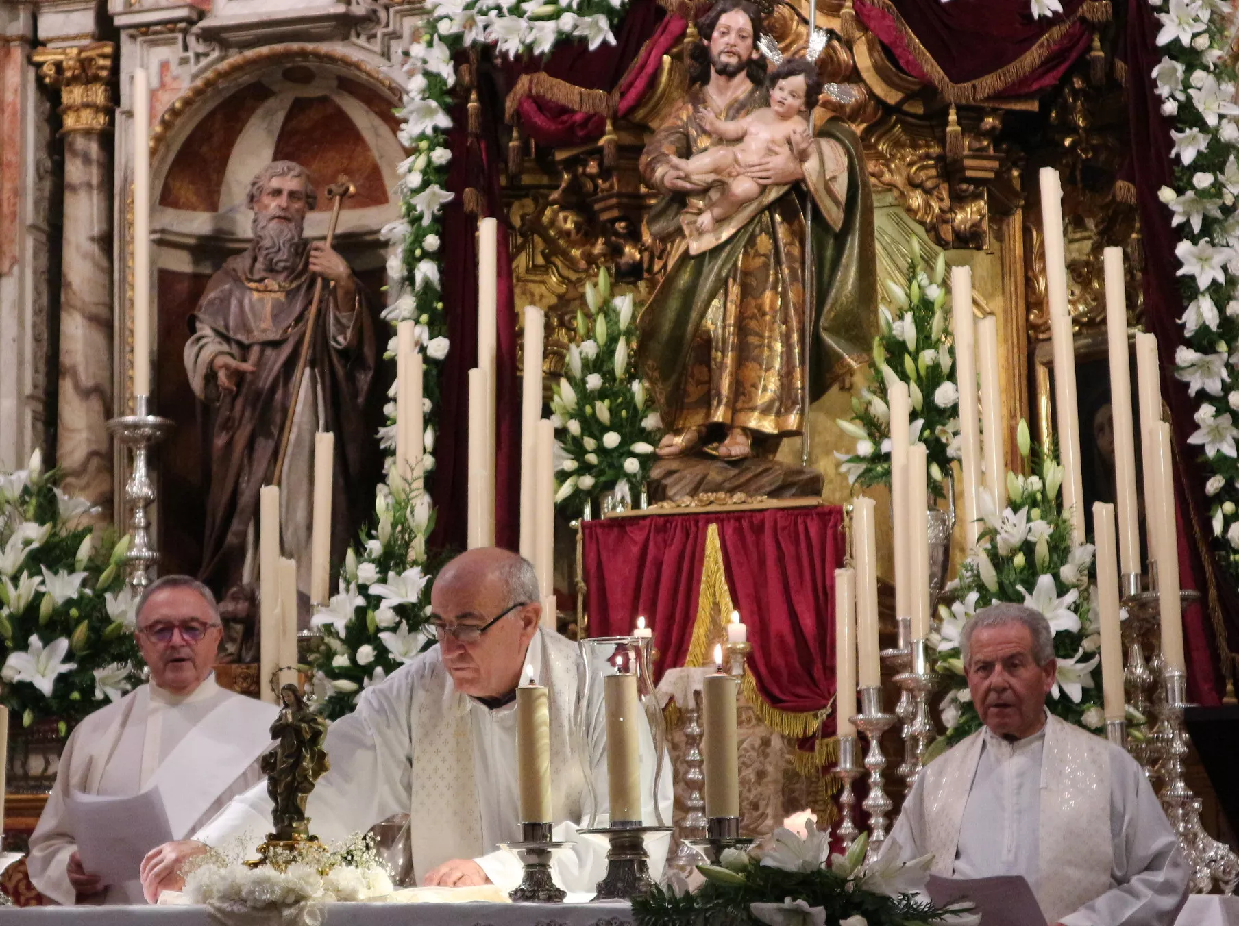 El padre José Díaz oficiando misa durante el inicio del Año Jubilar de San José