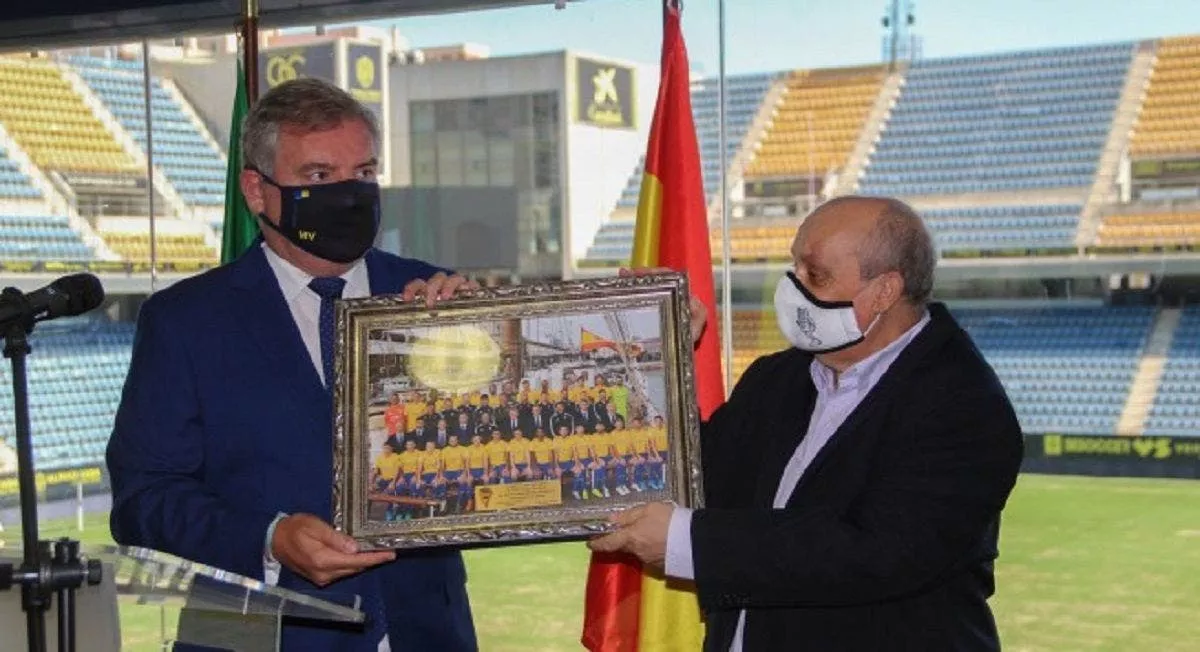 Teo Vargas con el presidente del Cádiz CF durante la presentación de su libro